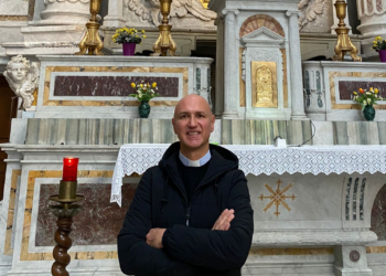 Parroco costretto ad installare delle telecamere: atti vandalici nella sua chiesa