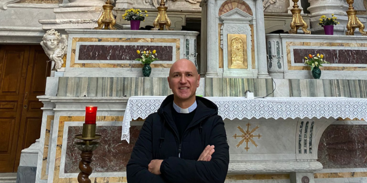 Parroco costretto ad installare delle telecamere: atti vandalici nella sua chiesa