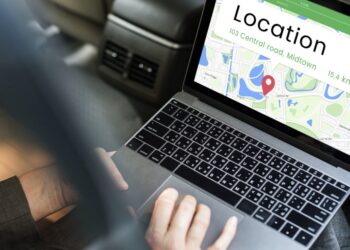 porta il pc rubato per farlo sbloccare e l'arrestano