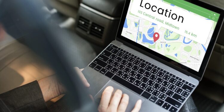 porta il pc rubato per farlo sbloccare e l'arrestano