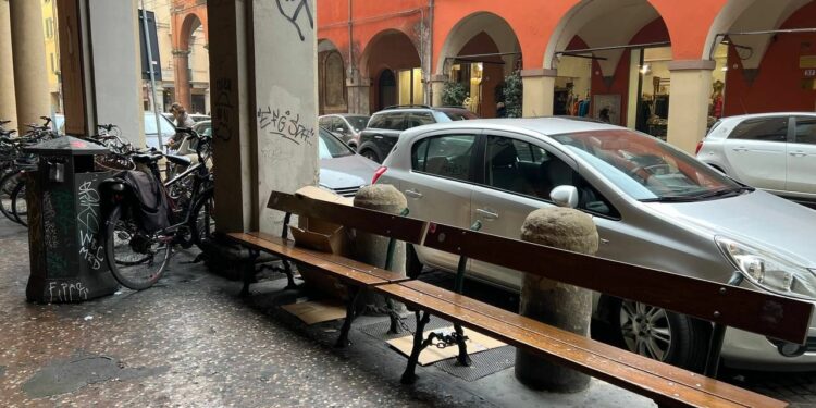 Senzatetto trovato morto su una panchina: aveva 75 anni