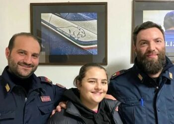 Ha una crisi respiratoria mentre è paralizzata nel traffico, viene salvata dalla Polizia: “Siete i miei angeli”