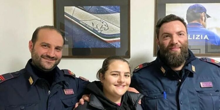 Ha una crisi respiratoria mentre è paralizzata nel traffico, viene salvata dalla Polizia: “Siete i miei angeli”