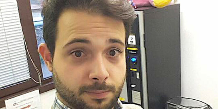 Ritrovato morto carbonizzato nella sua auto: aveva solo 29 anni