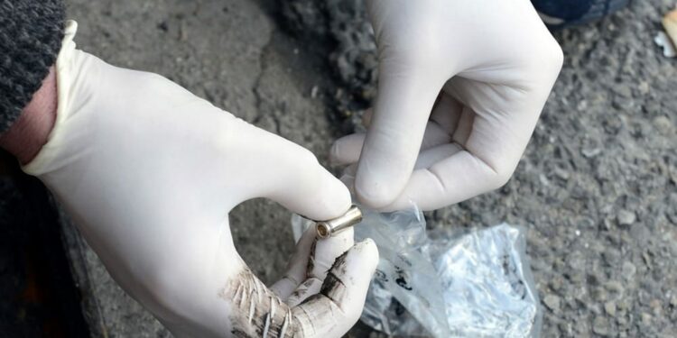 Spari fuori la scuola a Scampia: terrore per i ragazzi