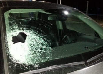 asse-mediano-sasso-sul-parabrezza