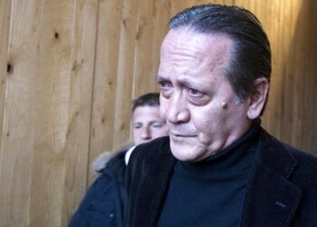 Tony Sperandeo fatto scendere da un aereo dopo una protesta