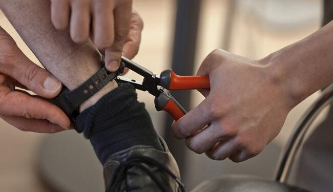 Taglia il braccialetto degli arresti domiciliari: ecco il video completo