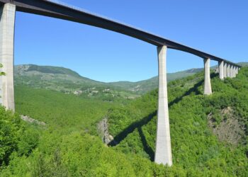 Camion urta contro guard rail: 22enne precipita nel viadotto sottostante
