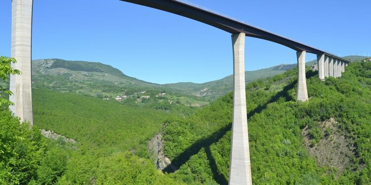 Camion urta contro guard rail: 22enne precipita nel viadotto sottostante