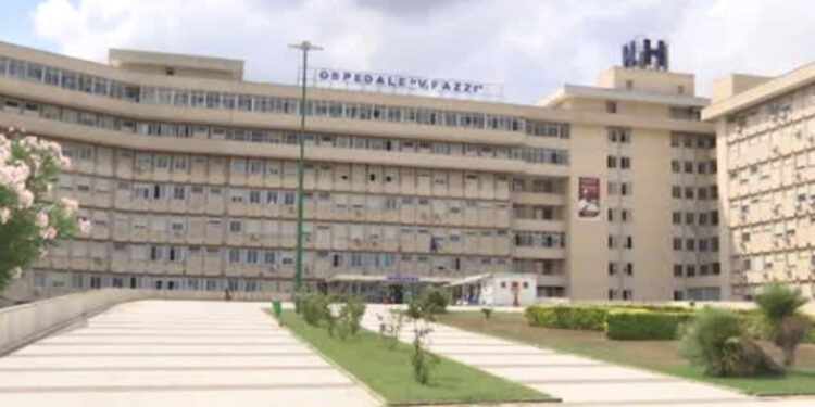 Amico lo colpisce al volto con un pugno: 21enne in gravissime condizioni