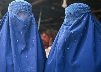 Non vuole portare il velo: i genitori la aggrediscono