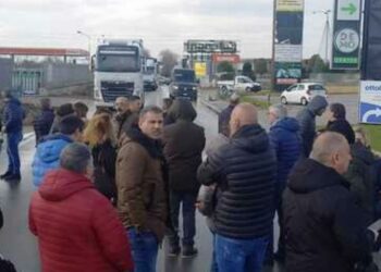 Non ricevono lo stipendio e bloccano la strada: automobilista investe due lavoratori