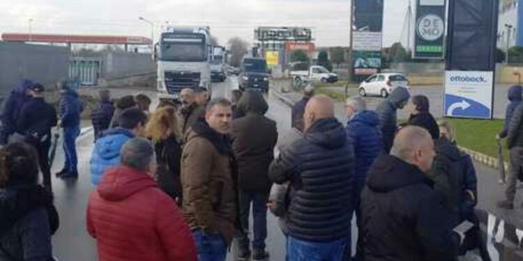 Non ricevono lo stipendio e bloccano la strada: automobilista investe due lavoratori