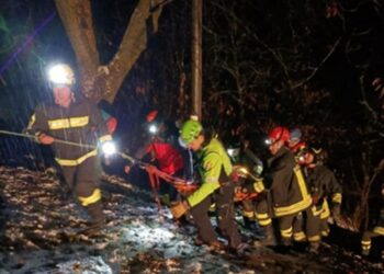 Perde il controllo dell’auto e precipita per 70 metri: salvo