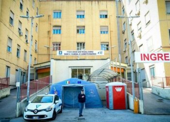 Vigilantes aggredito: uomo gli getta contro l’acido muriatico