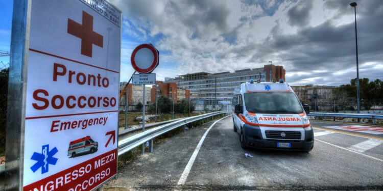 Difende una ragazza sul bus: in 20 lo picchiano alla fermata