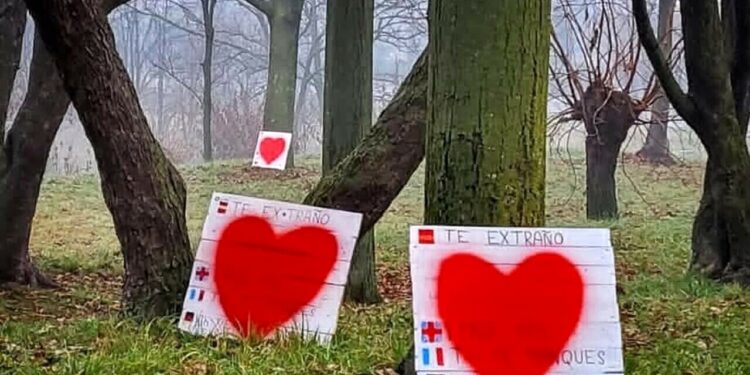 Compaiono decine di cartelli romantici nel parchi, ma l’autore potrebbe essere nei guai