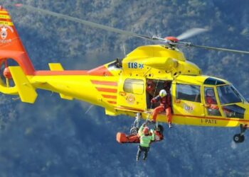 Urta i cavi elettrici, elicottero precipita: morto il conducente