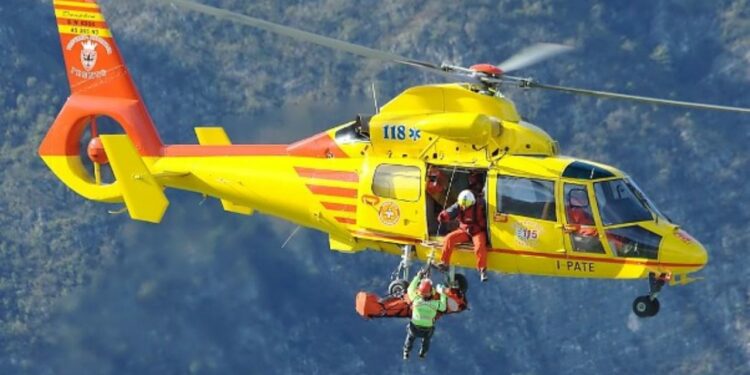 Urta i cavi elettrici, elicottero precipita: morto il conducente