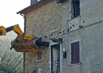 Lite tra vicini: assalta la villa con la ruspa poi viene sparato