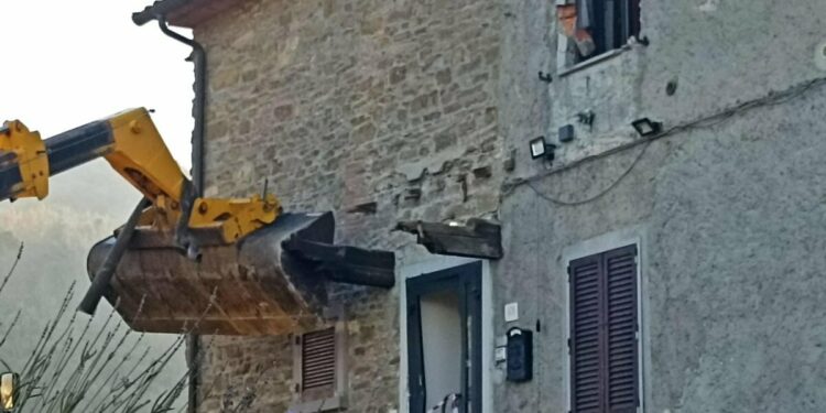 Lite tra vicini: assalta la villa con la ruspa poi viene sparato