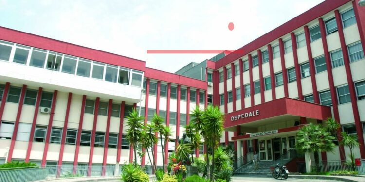 Arriva in ospedale, si schianta prima di entrare nel PS: morto un uomo