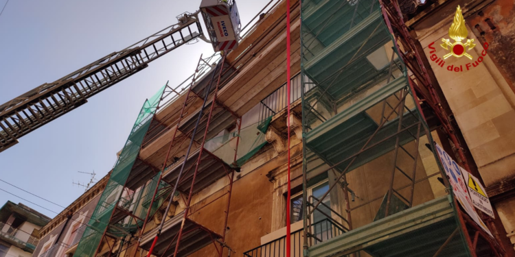 Incendio in un appartamento: trovato senza vita il corpo di un uomo