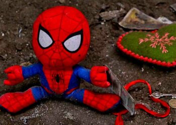 Lasciato solo in casa: bimbo di 5 anni sale su davanzale per imitare spiderman