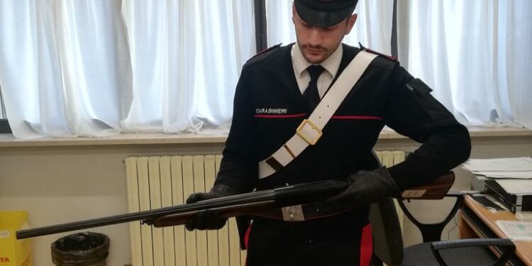 Infastidito dai testimoni di Geova spara con fucile per allontanarli