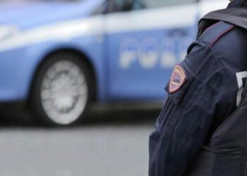 Follia al centro di Milano: aggredisce due militari, poi si schiaffeggia da solo