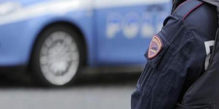 Follia al centro di Milano: aggredisce due militari, poi si schiaffeggia da solo