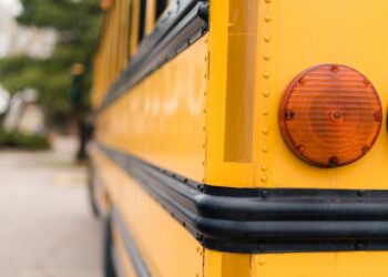 Accompagnava i bambini a scuola e li violentava sullo scuolabus: arrestato autista