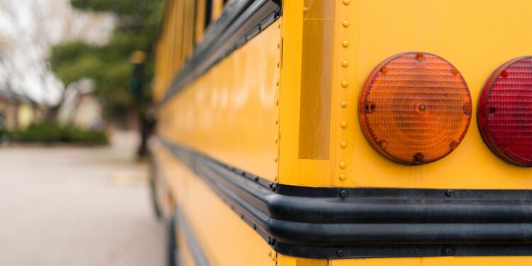 Accompagnava i bambini a scuola e li violentava sullo scuolabus: arrestato autista