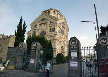 Apre il loculo della famiglia e scopre una salma insanguinata: “Non è della mia famiglia”