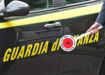 Centinaia di foto della figlia della compagna: condannato 24enne