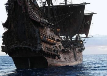 Si avvina troppo al galeone nel porto ma cade in mare: dramma a Genova