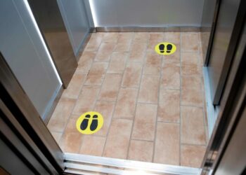 Arrestato dopo aver perseguito in ascensore una donna e molestata