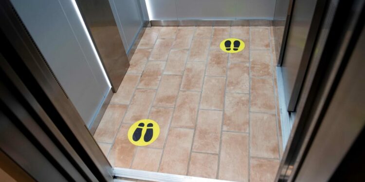 Arrestato dopo aver perseguito in ascensore una donna e molestata