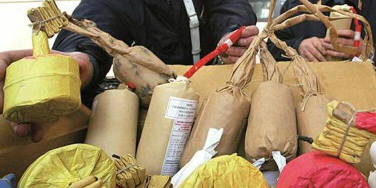 Napoli, primi feriti a causa dei botti di fine anno: ragazzo perde la mano per uno scherzo