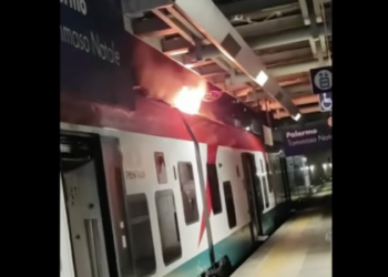 Lanciano una bici mentre passa il treno: fiamme nella stazione