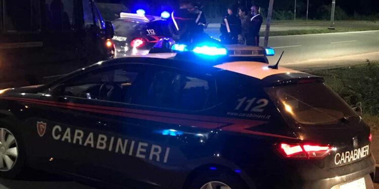 Al volante ubriaco: ritiro della patente e costretto a chiamare un familiare nel cuore della notte