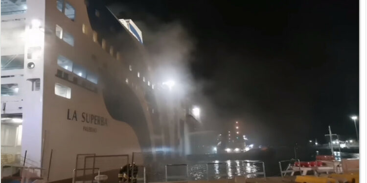 incendio nave palermo napoli