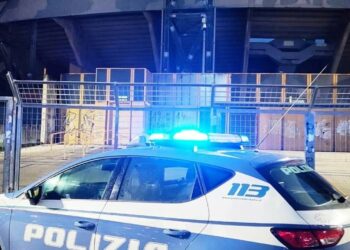 Lancia uova contro l’autobus della squadra rivale durante la partita: fermato dalla polizia