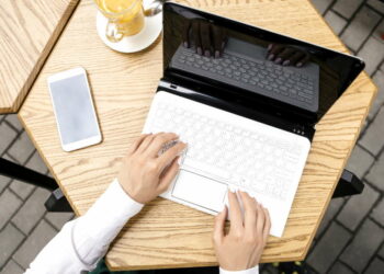 Adescavano gli uomini sul web e poi li ricattavano: arrestati due giovani