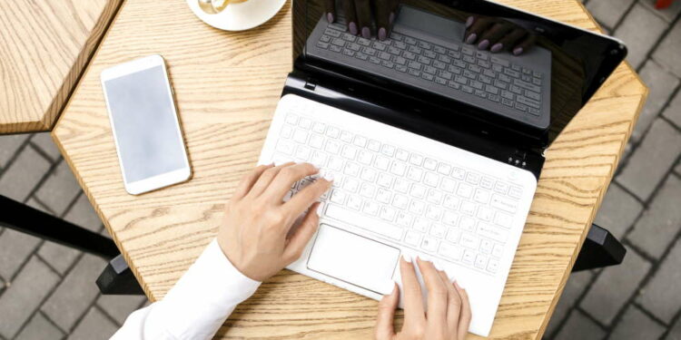 Adescavano gli uomini sul web e poi li ricattavano: arrestati due giovani