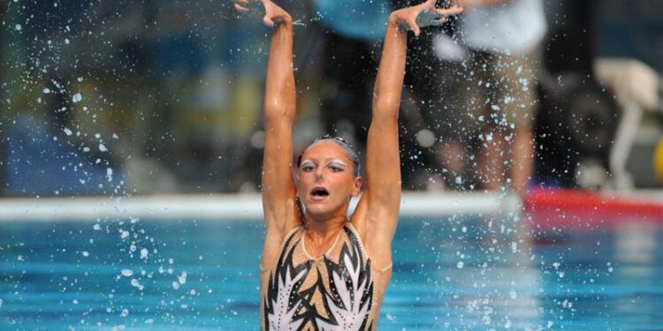 Linda Cerruti, campionessa del nuoto, vittima di diffamazioni e sessismo: 12 denunciati