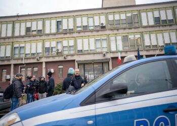 Beccaria, ancora rivolte tra i detenuti: 3 agenti intossicati da un rogo