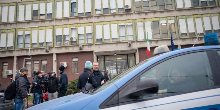 Beccaria, ancora rivolte tra i detenuti: 3 agenti intossicati da un rogo