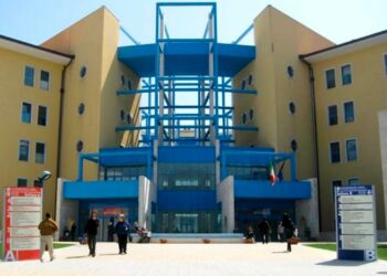 Giovane 21enne accoltellato al collo: è in gravissime condizioni